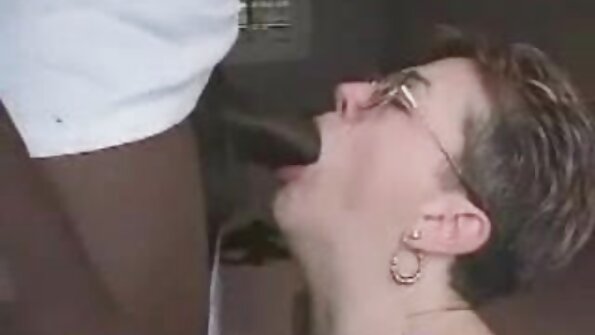 Blond kylling åbner sin våde kusse for at få noget kærligt gjort