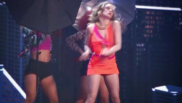 En sort kylling er nøgen på nogle fliser, og hun er ved at blive kneppet godt