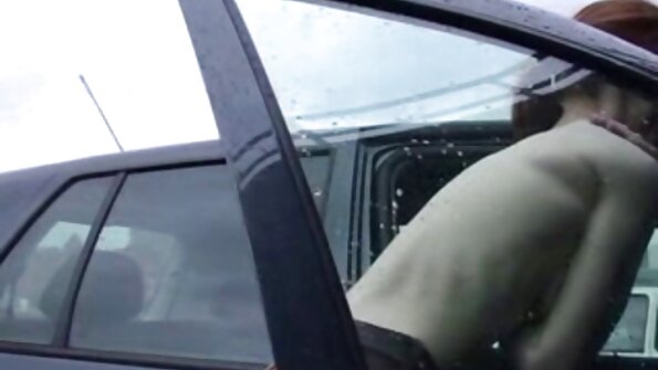 Towheaded ladie ønsker at få kæmpe falske bryster som sin elskerinde