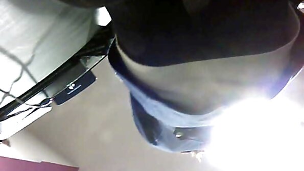 Blondine med en fast krop elsker foran kameralinsen