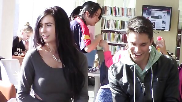 En milf og en teenager fjoller rundt i en trekant med en stor fyr