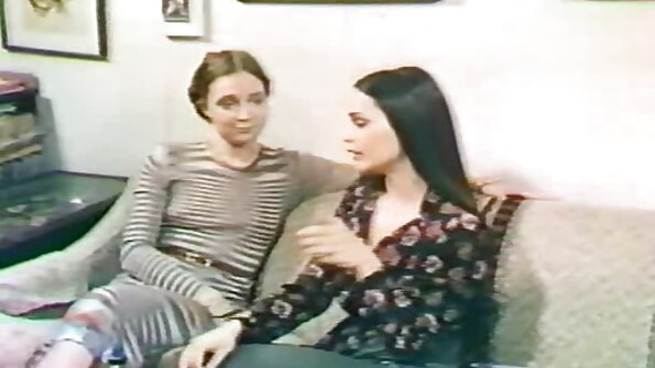 En blondine, der nyder analsex, får en pik i sig bagved