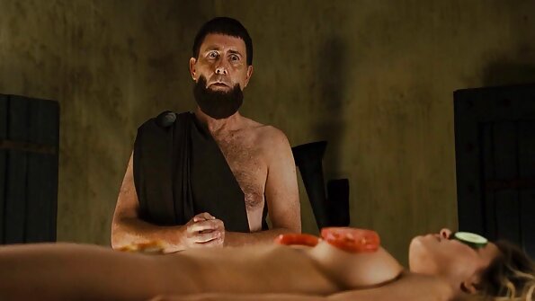 En kylling, der har en fin røv og et par pæne bryster, bliver kneppet