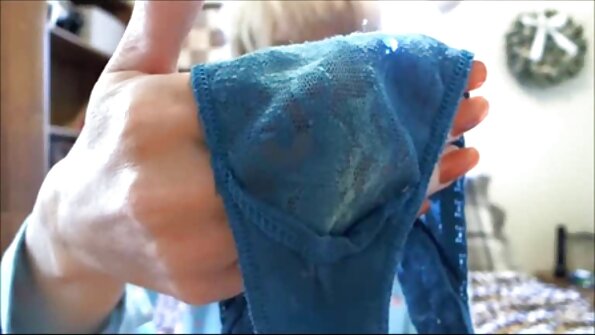 Blond husmor bliver analyseret af en stor pik