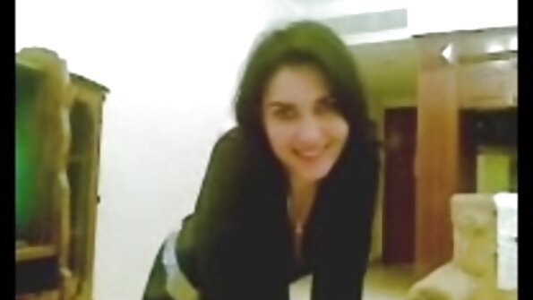 Mænd dobbelt penetrerer stakkels lille sjæl, der river sine huller