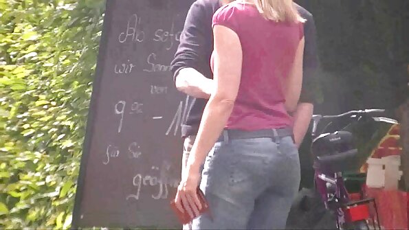 En barmfagre brunette med langt hår sidder på en stor pik, og hun hopper