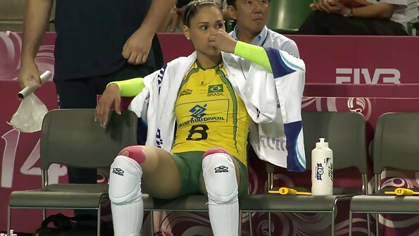 En brunette åbner sin røv, og hun får den spidskommen analt