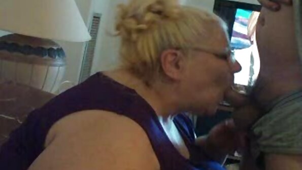 En sexet ung kvinde viser os, hvordan hun ryster sin våde og fine røv