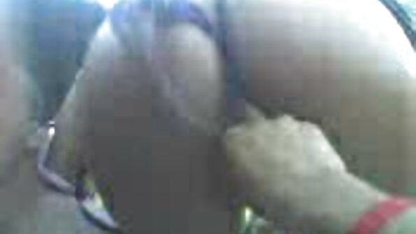 To blonde kvinder laver trekant med en liderlig fyr