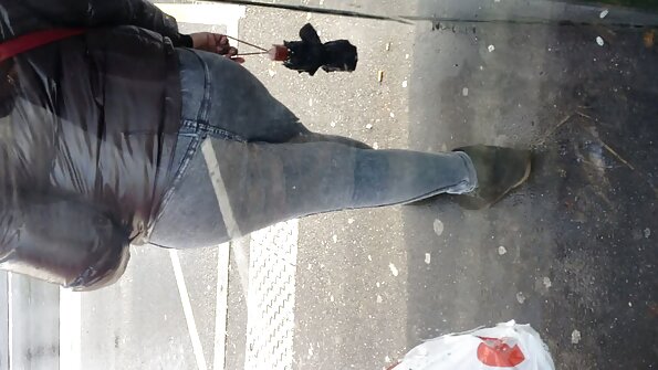 Pigen er i problemer, fordi en flok mænd bandenter hende