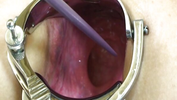 Collared sub med bundne hænder tager en doggystyle fucking