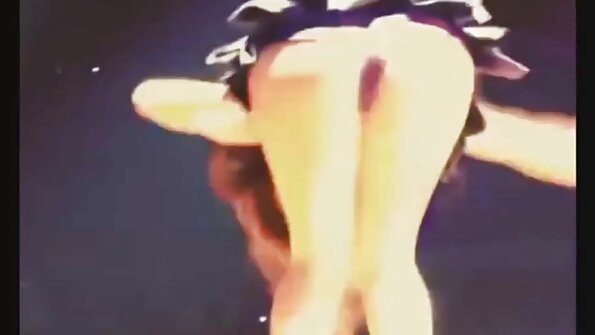 Ung nar borer begge huller af russisk kylling med naturlige bryster