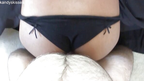 En kvinde med solbrune linjer er på ryggen og dyrker interraciale sex