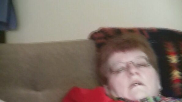 En varm naturpige tilbringer tid i skoven oven på sin mand