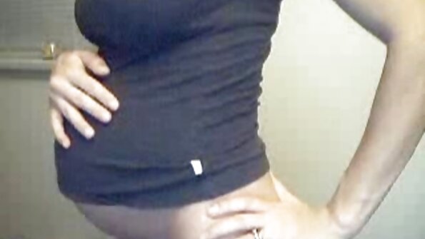 En kurvet sort babe slår en hvid fyr i en bil