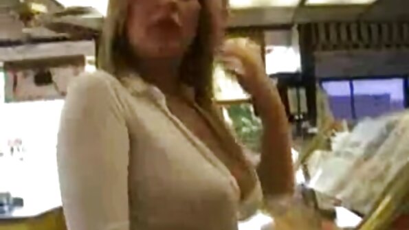 Yndig japansk pige spreder benene og viser fisse til kameraet