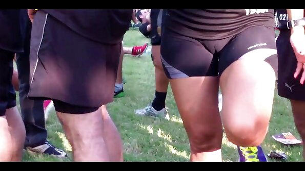 Rødhåret massør bliver analyseret på en hård måde