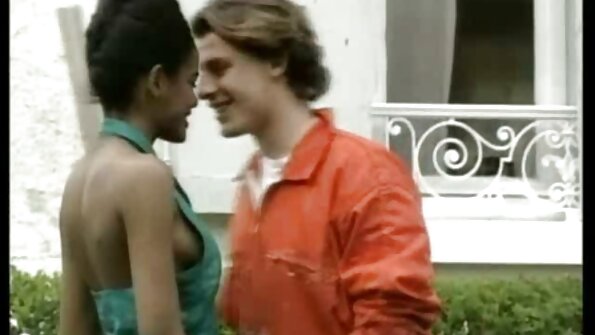 En blondine, der har en varm røv, sætter sig på en stor pik i fængslet