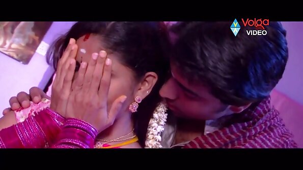 En brunette med varme bryster sidder med sin horekrop på en pik