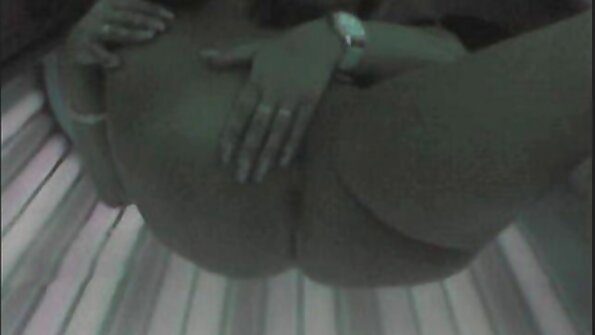 To kyllinger knæler, og så laver de et varmt blæsejob til en fyr