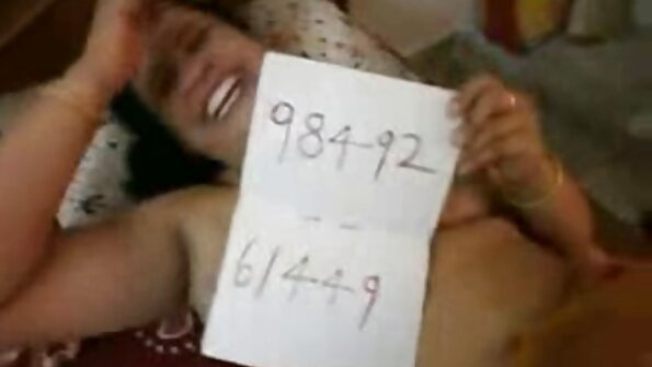 Uanstændig tæve i netstrømper tager haner i tæt numsehul