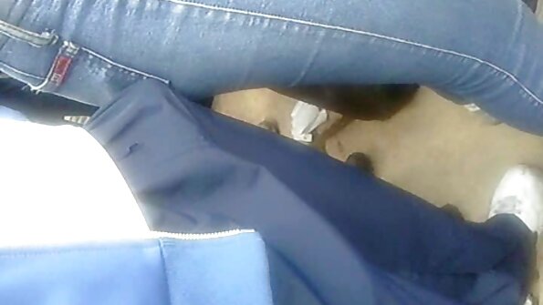 En varm babe spreder sin stramme fisse, og hun er ved at blive knoklet