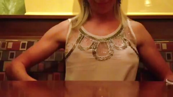 Forbløffende brunette ser virkelig hot ud at have sex på kameraet