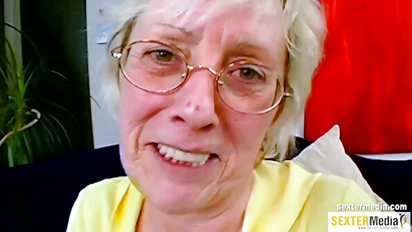 Sød mørkhåret teenagetøs, der rider på en fantastisk kødstang