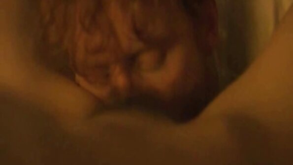 Sød dukkefugl tager pikhoved i sin blide mund på toilettet