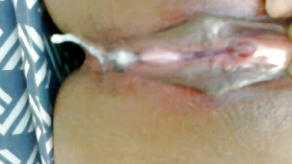 En varm kvinde sutter og rider på en stor og hård pik på hende