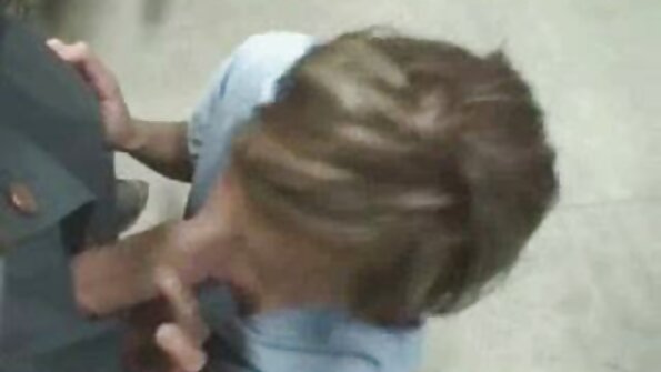 En sexet kæreste tager en stor pik inde i hendes våde kusse