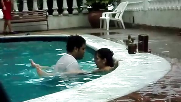 Blonde dame og yngre elsker larmer på sofaen