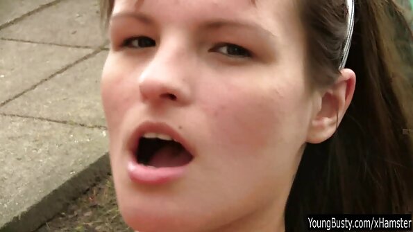 To hotte piger slikker en stor hård pik i den sexede trekant