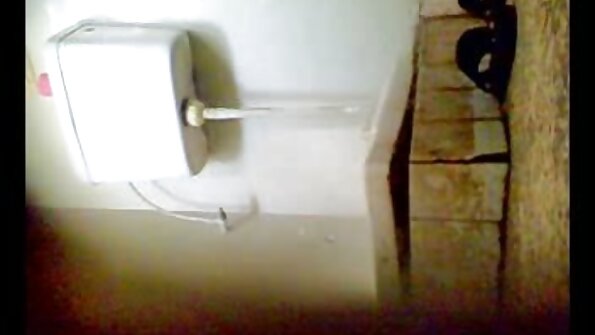 Tæver i netstrømper kommer til at tilfredsstille tre mand