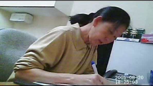 Kæmpe fallus får to dejlige sportspiger til at glemme alt om træning