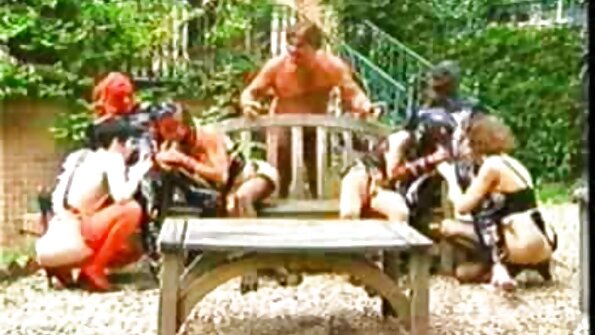 To store røv damer er på motorhjelmen af ​​en bil, fandme en stor fyr