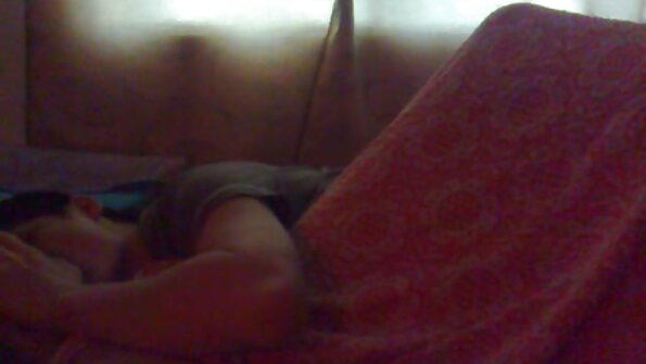 Blondine med naturlige hooters kommer på toppen, og hun rider pik analt