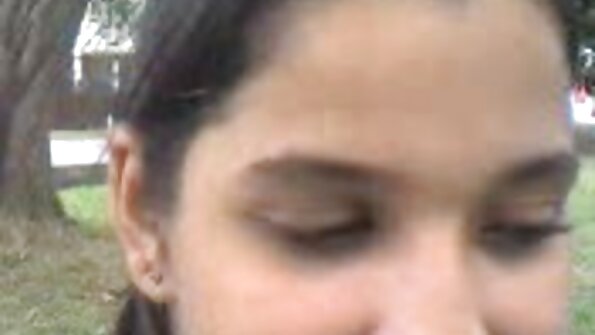 En brunette bøjer sig og får en pik i sin varme runde røv