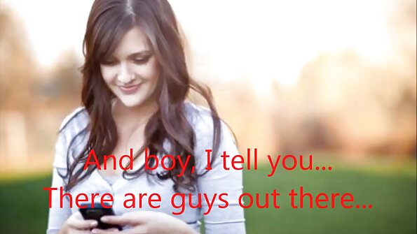 En sexet brunette, der nyder analsex, bliver kneppet på skrivebordet