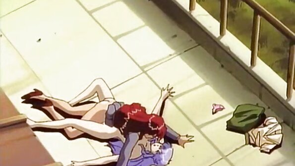 En stor pik kommer ind i en dejlig teenagebrunette på sengen