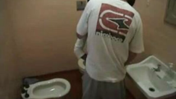 En brunette bliver kneppet doggy style foran kameraet