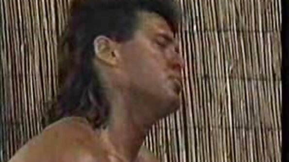 En kvinde med en fast røv ligger på sengen og ryster i sine store bryster