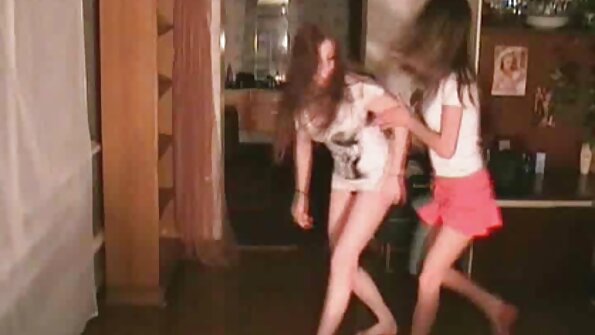 Amatørklub piger lokket til at sutte på stor stripper hane som ludere