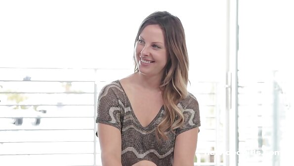 Blond chick kan ikke leve en dag uden fucking og ansigtsbehandling