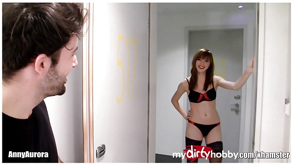 Forførende blond dame i rød bikini forfører BF til sex