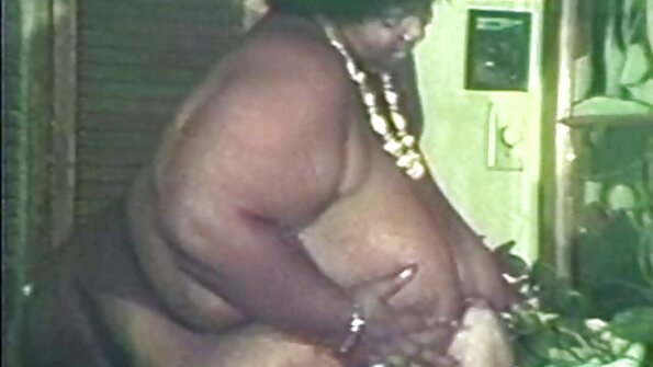 Sort college cutie rider sin store hvide pik som en tøs