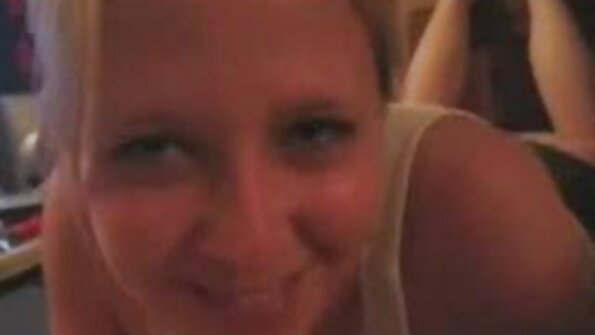 Hot Latina pige onanerer fisse og nyder røv kneppe