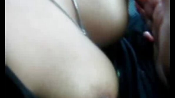 Yndefuld babe med fantastiske naturlige bryster nyder morgensex