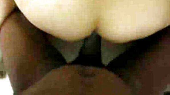 Blondine med store falske bryster bliver kneppet i sin våde fisse på sengen