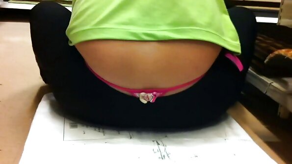 Mager rødhåret er tvunget til at have analsex med sin kæreste